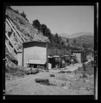Detalles del edificio de la Central [Hidroeléctrica, con una superficie de 1520 metros cuadrados] con su patio de transformadores