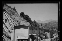 Detalles del edificio de la Central [Hidroeléctrica, con una superficie de 1520 metros cuadrados] con su patio de transformadores