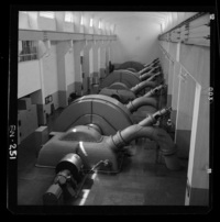 [Vista de las tres unidades generadoras en el interior de la casa de máquinas]