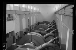 [Vista de las tres unidades generadoras en el interior de la casa de máquinas]