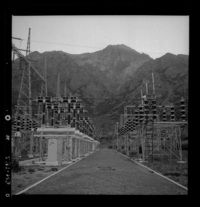 Patio de alta tensión y torres de conducción