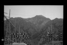 Patio de alta tensión y torres de conducción