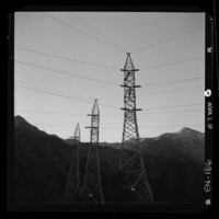 Patio de alta tensión y torres de conducción