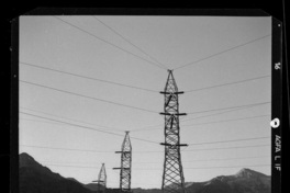 Patio de alta tensión y torres de conducción