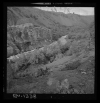 [Río Polcura; vista de las obras de construcción de la bocatoma Polcura : Excavación y hormigones en la barrera móvil]