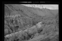 [Río Polcura; vista de las obras de construcción de la bocatoma Polcura : Excavación y hormigones en la barrera móvil]