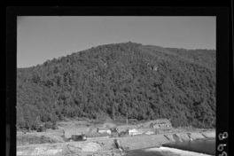 [Río Polcura; vista de las obras de construcción de la bocatoma Polcura : Excavación y hormigones en la barrera móvil]