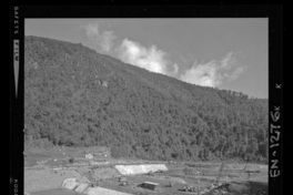 [Río Polcura; vista de las obras de construcción de la bocatoma Polcura : Excavación y hormigones en la barrera móvil]