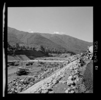 Faenas de excavación y revestimiento s del canal de desviación del río Polcura, vista hacia aguas abajo.