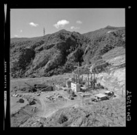 Construcción de la casa de máquinas, se aprecia la salida de dos túneles que alimentarán las turbinas.