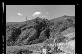 Construcción de la casa de máquinas, se aprecia la salida de dos túneles que alimentarán las turbinas.