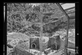 Construcción de la casa de máquinas, se aprecia la salida de dos túneles que alimentarán las turbinas.