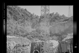 Construcción de la casa de máquinas, se aprecia la salida de dos túneles que alimentarán las turbinas.