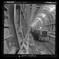 Aspecto de túneles en etapa de terminación, uso de moldajes retráctiles y hormigonado de bóveda