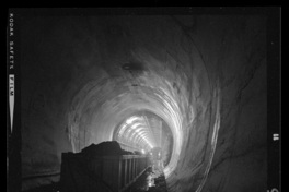 Aspecto de túneles en etapa de terminación, uso de moldajes retráctiles y hormigonado de bóveda