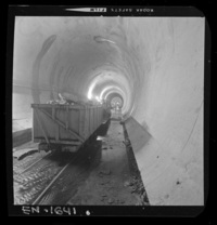 Aspecto de túneles en etapa de terminación, uso de moldajes retráctiles y hormigonado de bóveda