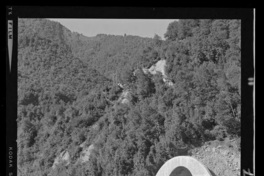 Llegada del túnel de aducción al río Pichipolcura y cepa de apoyo de tubería de acero para el cruce sobre el río