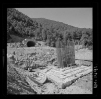 Llegada del túnel de aducción al río Pichipolcura y cepa de apoyo de tubería de acero para el cruce sobre el río