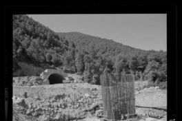 Llegada del túnel de aducción al río Pichipolcura y cepa de apoyo de tubería de acero para el cruce sobre el río