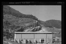Casa de máquinas en una segunda etapa : vista exterior, interior y aspectos del montaje de los equipos, incluyendo el caracol de la turbina