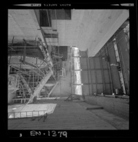 Casa de máquinas en una segunda etapa : vista exterior, interior y aspectos del montaje de los equipos, incluyendo el caracol de la turbina