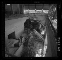 Casa de máquinas en una segunda etapa : vista exterior, interior y aspectos del montaje de los equipos, incluyendo el caracol de la turbina