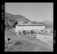 [Casa de máquinas en una segunda etapa : vista exterior]