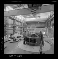 [Casa de máquinas en una segunda etapa : montaje del generador]