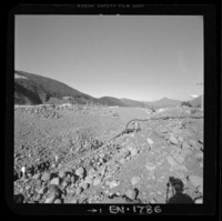 [Casa de máquinas en una segunda etapa : defensas en el río Laja, para proteger el patio de alta tensión contiguo a la casa de máquinas]