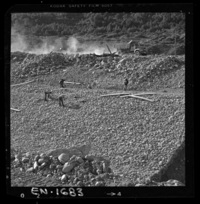 [Casa de máquinas en una segunda etapa : defensas en el río Laja, para proteger el patio de alta tensión contiguo a la casa de máquinas]