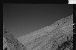 Paisaje de la zona, se aprecia el desarrollo de la cañería y su desnivel de 1153 m.