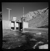 Bocatoma ubicada a 2600 m. sobre el nivel del mar : capta el agua del río Los Molles y mediante dos compuertas la entrega al canal de aducción. Este discurre cubierto por 17 km. hasta la cámara de carga