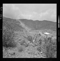 [Panorámica de la Central Hidroeléctrica Chapiquiña y de la Población Endesa : quebrada Cosapilla, a 3300 m. sobre el nivel del mar]