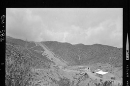 [Panorámica de la Central Hidroeléctrica Chapiquiña y de la Población Endesa : quebrada Cosapilla, a 3300 m. sobre el nivel del mar]