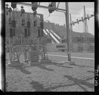 [Aspecto del patio de alta tensión y torres de conducción junto al edificio de la Central Hidroeléctrica]