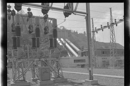 [Aspecto del patio de alta tensión y torres de conducción junto al edificio de la Central Hidroeléctrica]