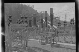 [Patio de alta tensión y torres de conducción de la Central Hidroeléctrica]