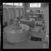 [Vista de las tres unidades generadoras y sala de comandos en el interior de la casa de máquinas]