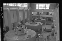 [Vista de las tres unidades generadoras y sala de comandos en el interior de la casa de máquinas]