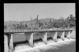 [Bocatoma ubicada en el desagüe de la laguna Pullinque]