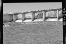[Bocatoma ubicada en el desagüe de la laguna Pullinque]
