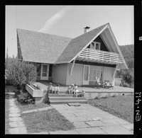 [Niños en una de las casas de la Población Endesa]