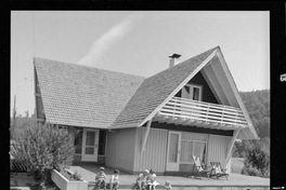 [Niños en una de las casas de la Población Endesa]