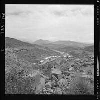 [Panorámica de la Central Hidroeléctrica Chapiquiña y de la Población Endesa : quebrada Cosapilla, a 3300 m. sobre el nivel del mar]