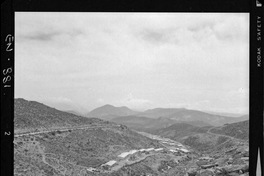 [Panorámica de la Central Hidroeléctrica Chapiquiña y de la Población Endesa : quebrada Cosapilla, a 3300 m. sobre el nivel del mar]