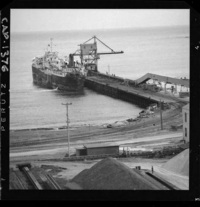 [Vista del muelle con buque atracado en zona de descarga]