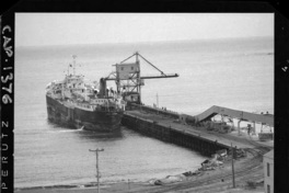 [Vista del muelle con buque atracado en zona de descarga]
