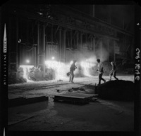 [Trabajadores en altos hornos de la fundición de acero]