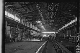 [Trabajadores en el proceso de laminación en la fundición de acero]