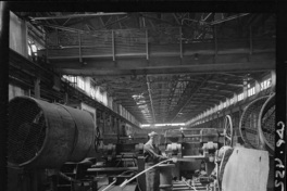 [Trabajadores en el proceso de laminación en la fundición de acero]